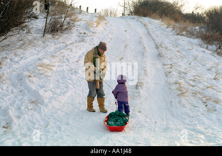 Luge avec petit-enfant grand-père Banque D'Images