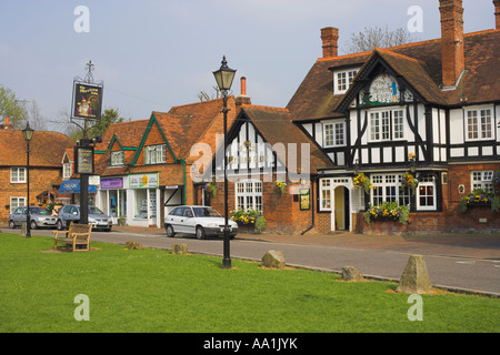 Merlins Cave Pub et village green Buckinghamshire Banque D'Images