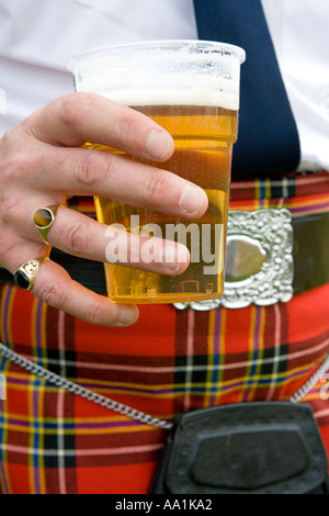 SCOTSMAN tenant une pinte de bière Banque D'Images