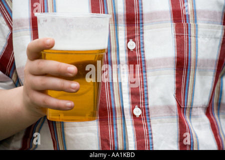 Jeune garçon tenant une pinte de bière Banque D'Images