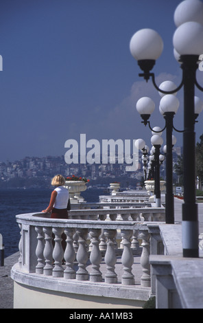 ISTANBUL, TURQUIE. Donnant sur le Bosphore depuis la terrasse de l'hôtel Ciragan Palace Kempinski. Banque D'Images