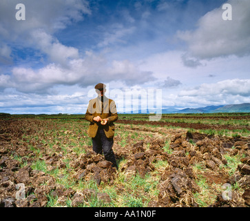 Personnes âgées old irish man prendre du repos au milieu de la tourbière terre Banque D'Images