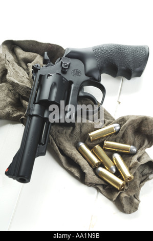 Un revolver Magnum 357 avec 44 balles Banque D'Images