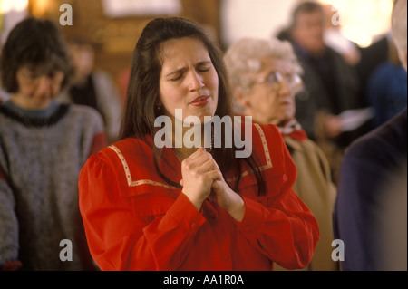 Femme adorant dans l'église de Saint Nicolas Ashill Norfolk femme profonde dans la prière Royaume-Uni des années 1990 HOMER SYKES Banque D'Images