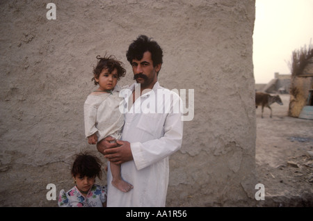 Irak Irakien Marsh Arabes homme et fille devant leur hutte une maison en adobe sur les rives de l'Euphrate. 1984 1980S HOMER SYKES Banque D'Images