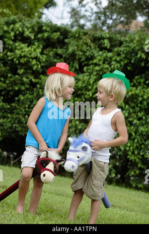 Les enfants avec Toy Horses Banque D'Images