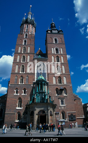 L'église St Mary à la place de la vieille ville Kosciol Hejnal Mariacki Cracovie Pologne Europe Banque D'Images