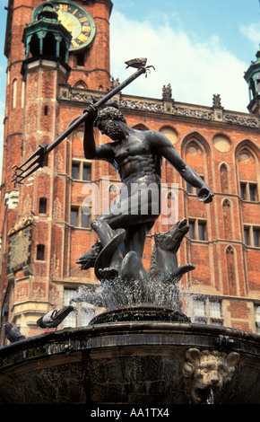 Église Notre Dame et la fontaine de Neptune Gdansk Pologne Europe Banque D'Images