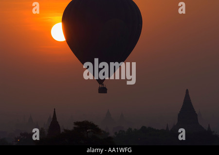 Montgolfière sur Bagan, Myanmar Banque D'Images