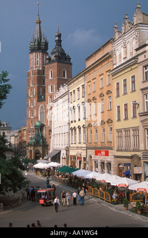 L'église St Mary et maisons en Europe Pologne Cracovie Place du Marché Banque D'Images