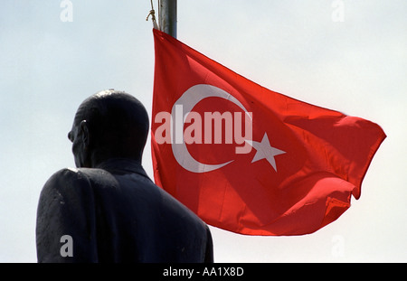 Statue d'Ata Turk et le drapeau turc dans le sud de la Turquie Kas Banque D'Images