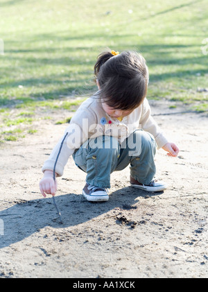 Girl Playing in Sand Banque D'Images