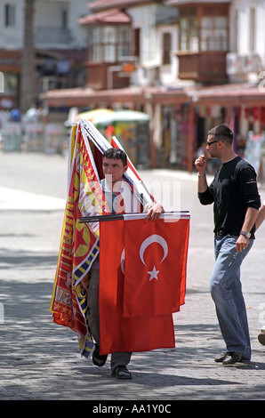 Vendeur de rue portant des drapeaux turcs à Kas dans le sud de la Turquie Banque D'Images