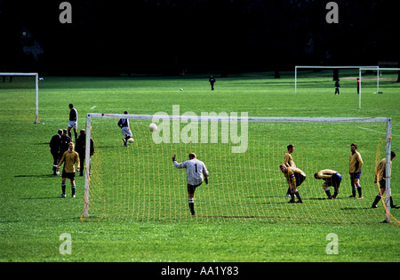 Dimanche matin park football, Ipswich, Suffolk, UK. Banque D'Images