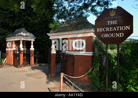 Entrée du terrain de jeux à Bath en Angleterre Somerset Banque D'Images