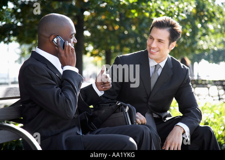 Businessmen Talking Outdoors Banque D'Images