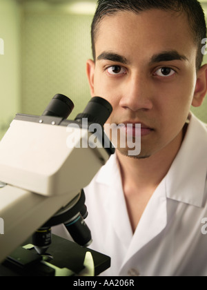 L'homme à l'aide de microscope Banque D'Images