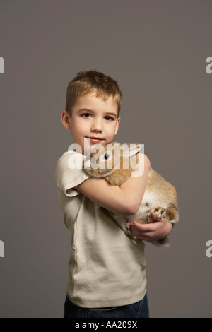 Portrait of Boy Holding Rabbit Banque D'Images