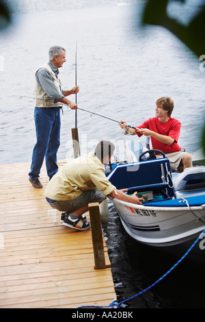 L'homme et les adolescents Pêche, Belgrade Lakes, Maine, USA Banque D'Images