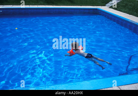 Floating in a swimming pool Banque D'Images