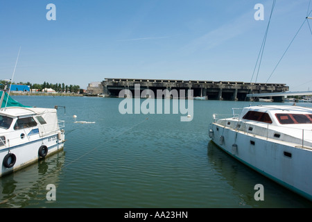 Les restes d'un bateau allemand de base U Bordeaux Gironde France Europe Banque D'Images