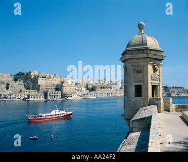 Bateau de croisière Port Captain Morgan et point de vue sur La Valette et le grand port de La Valette, Malte, Sliema Banque D'Images