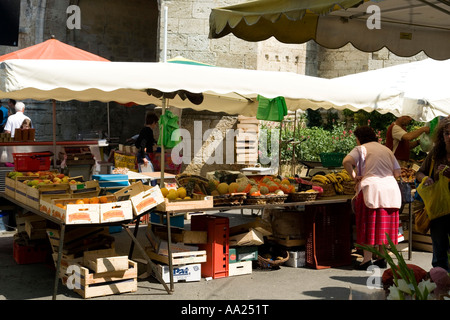 Stand de fruits et légumes marché dimanche Issigeac Dordogne France Europe Banque D'Images