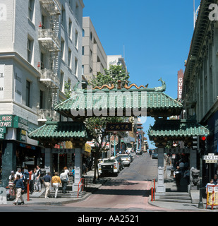 Gate dans Chinatown sur Grant Avenue à l'intersection avec Bush Street, San Francisco, California, USA Banque D'Images