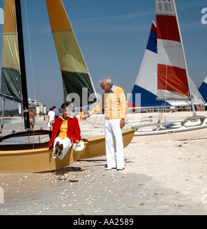 Vieux couple assis sur une digue en plein soleil sur le chat et entrant en contact Banque D'Images