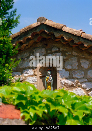 Comme une maison de Dieu les temps anciens cette vierge à l'enfant est assis dans une alcôve sous les toits dans un village de Provence France Banque D'Images