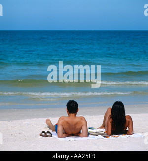 Couple on St Pete Beach, la Côte du Golfe, Florida, USA Banque D'Images