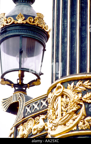 France, Paris, Place de la Concorde, ornate street lamp, close-up Banque D'Images