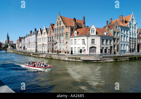 Voyage en bateau sur un canal dans le vieux centre-ville, Bruges, Belgique Banque D'Images