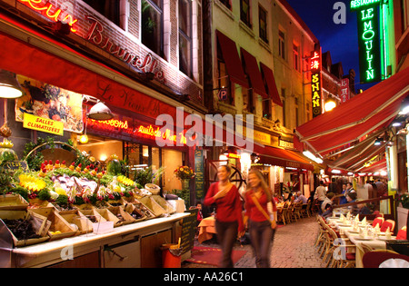 Restaurants dans la nuit sur la Petite Rue des Bouchers dans le centre historique de la ville, Bruxelles, Belgique Banque D'Images