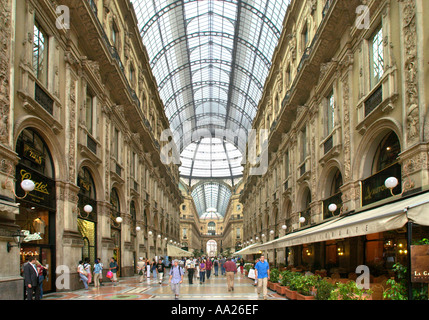 Magasins et restaurants dans la Galleria Vittorio Emanuele II, Milan, Italie Banque D'Images