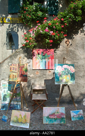 Peintures à l'extérieur d'une galerie dans Malcesine vieux centre-ville, le lac de Garde, Italie Banque D'Images