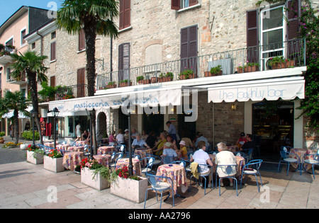 Café avec terrasse sur la place principale de la vieille ville, Sirmione, Lac de Garde, Italie Banque D'Images