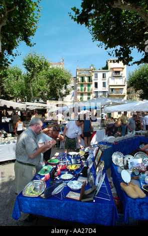 Marché d'antiquités au Marché aux Fleurs, Cannes, Côte d'Azur, d'Azur, France Banque D'Images