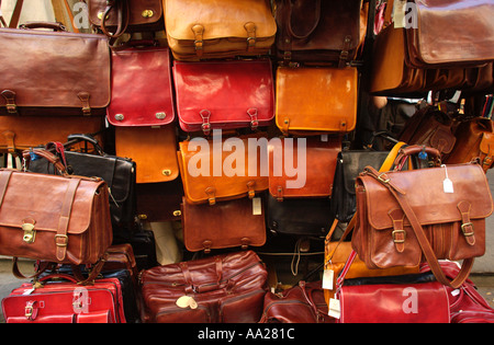 Les sacs pour la vente sur un stand de cuir dans un marché du centre-ville, Florence, Toscane, Italie Banque D'Images