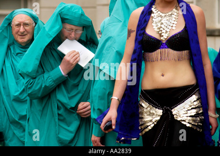 Gorsedd des Bardes et des danseuses du ventre se réunissent pour les Proclaimation de l'Eisteddfod National du Pays de Galles à Newport Gwent UK Banque D'Images