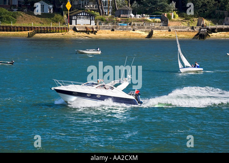 La navigation de plaisance dans le port de Poole, Dorset Banque D'Images