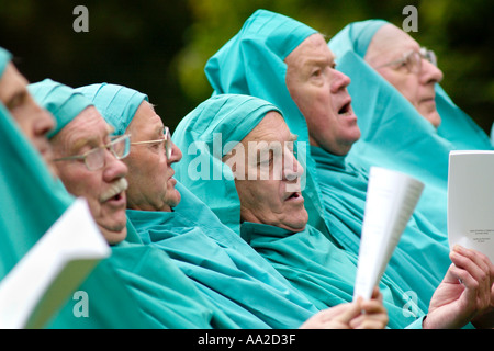 Robe verte Gorsedd des bardes de cérémonie à la lumière au cinéma dans la région de Newport Gwent UK Banque D'Images