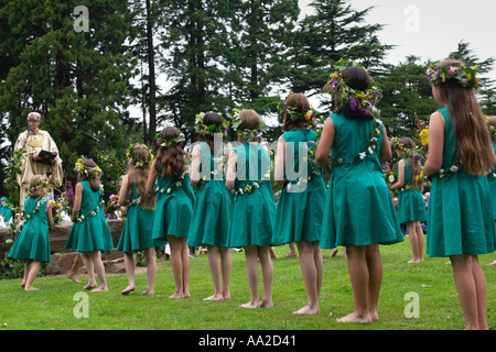 Les jeunes filles aux fleurs et Archdruid cérémonie à la lumière au cinéma dans la région de Newport Gwent UK Banque D'Images