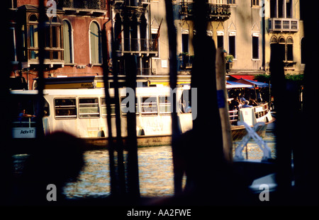 L'Italie, Venise, le Grand Canal et de l'eau derrière le bateau-bus, tramway ossature d'amarrage Banque D'Images