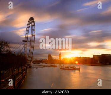 UK LONDON BA LONDON EYE ET LES CHAMBRES DU PARLEMENT VUE SUR LA TAMISE Banque D'Images