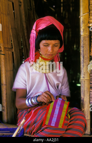 Karen padaung, adulte, femme, long cou, coudre, couture, minorité ethnique, hill tribe, la province de Chiang Mai, Thaïlande, Asie du Sud, Asie Banque D'Images