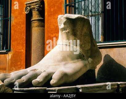 Europe Italie Rome le Musée Capitoline fragment gigantesque d'un Sculpture d'un pied de l'empereur romain Constantine Banque D'Images