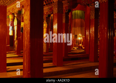 Grande salle de l'Assemblée dans le monastère de Ganden Sumtseling dans Shangri-La County dans la province du Yunnan Chine Asie Banque D'Images