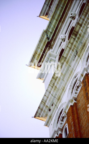 L'Italie, Venise, la Piazza di San Marco la place Saint Marc, la Tour Campanile frontières pierre sur briques rouges, low angle view Banque D'Images