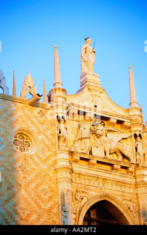 L'Italie, Venise, Palais des Doges (Palazzo Ducale) Détail, lion héraldique qui entourent sculpté à motifs de diamants sur le mur de pierre, figure de proue Banque D'Images